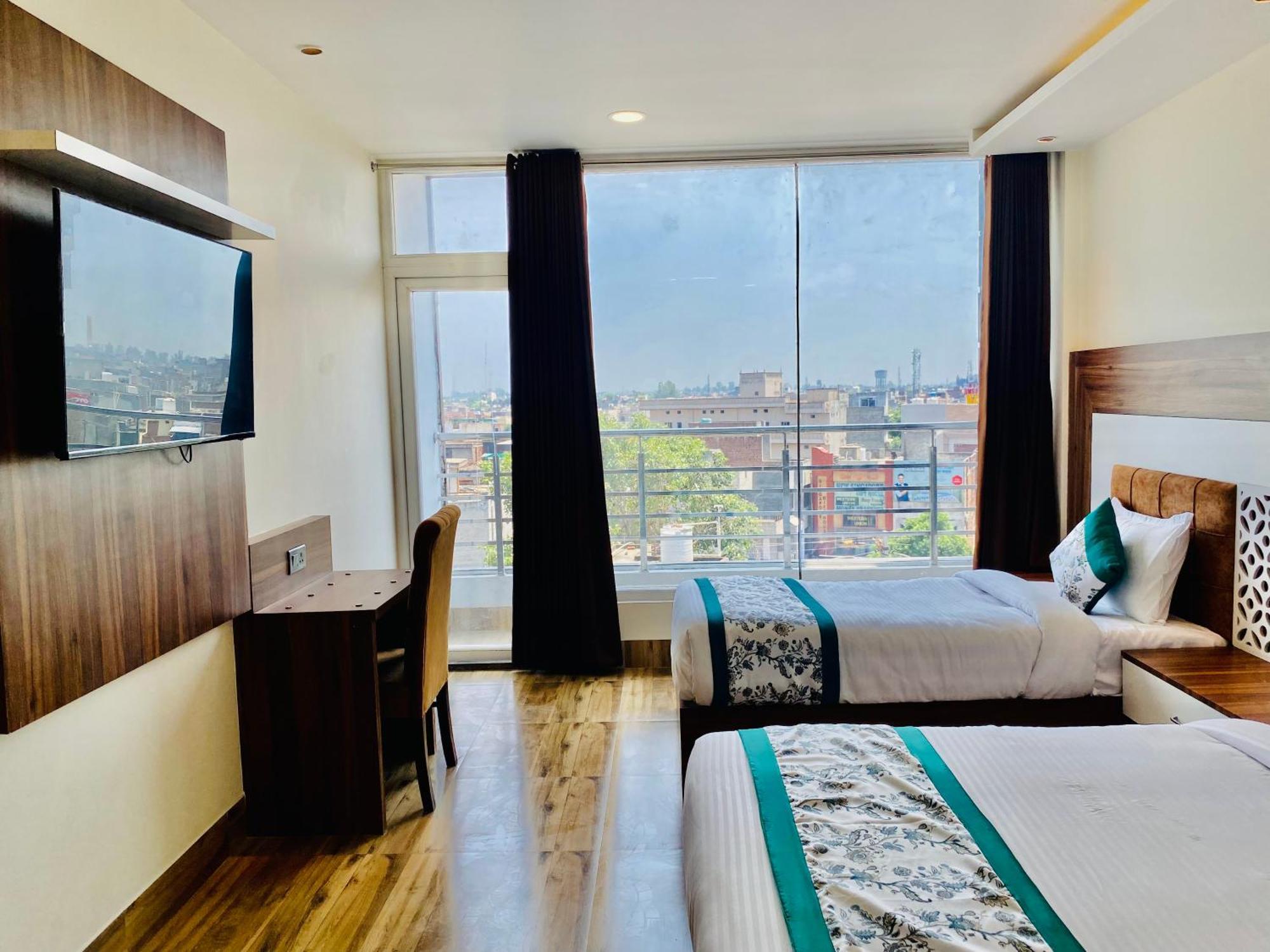 Hotel White And Restaurant 300 Mtr From Golden Temple Amritsar Luaran gambar