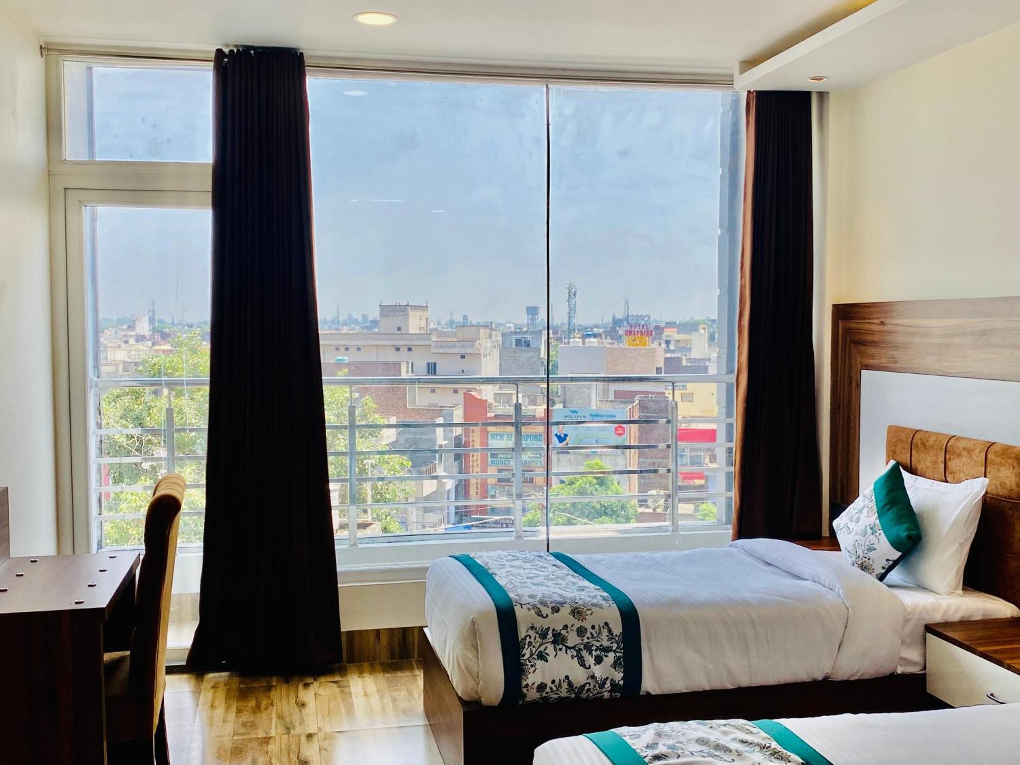 Hotel White And Restaurant 300 Mtr From Golden Temple Amritsar Luaran gambar